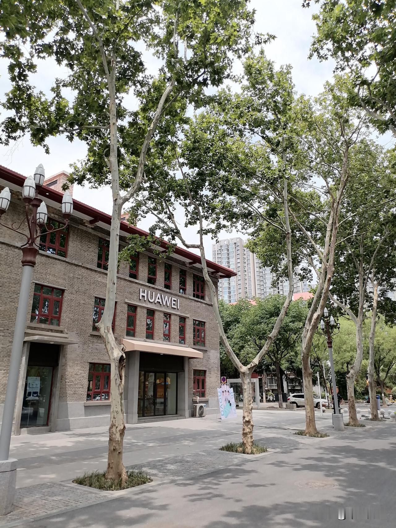 发一张图片，让我猜出你在哪里拍的这是华为的销售门店，是不是非常的独特啊？这些楼都