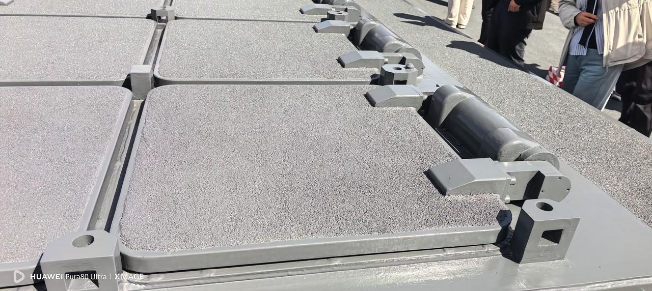 052D上的850大垂发，表面是类似于飞行甲板的粗糙材质，灰色防滑耐磨涂层。05