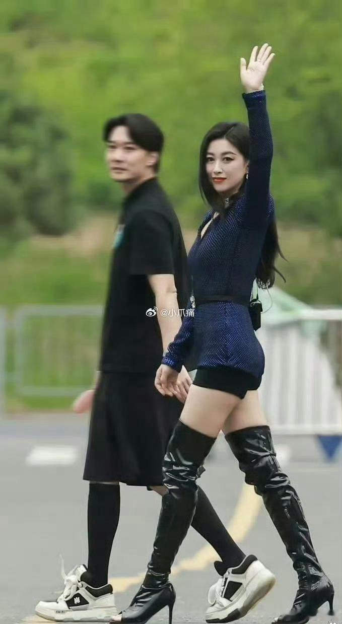 第一次见露脚趾的靴子
