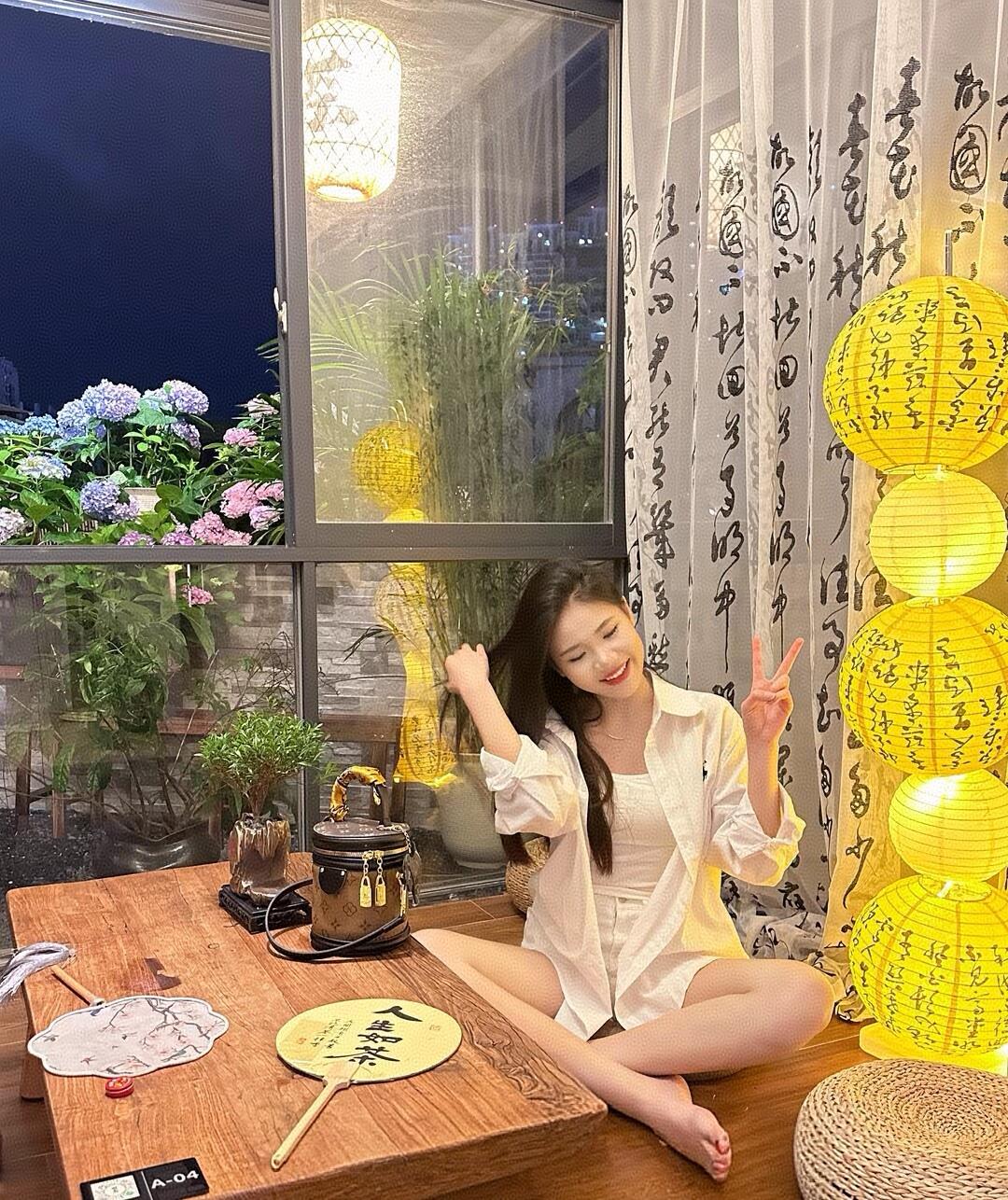 夜晚的庭院，少女与灯笼的温馨时光