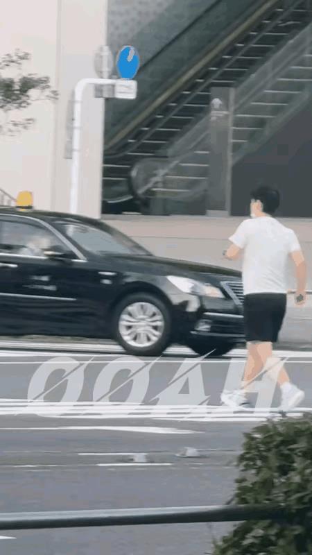 莎莎这“隐身术”厉害咯！明明北京出发没见到，落地横滨人参果现身，还带着翔哥