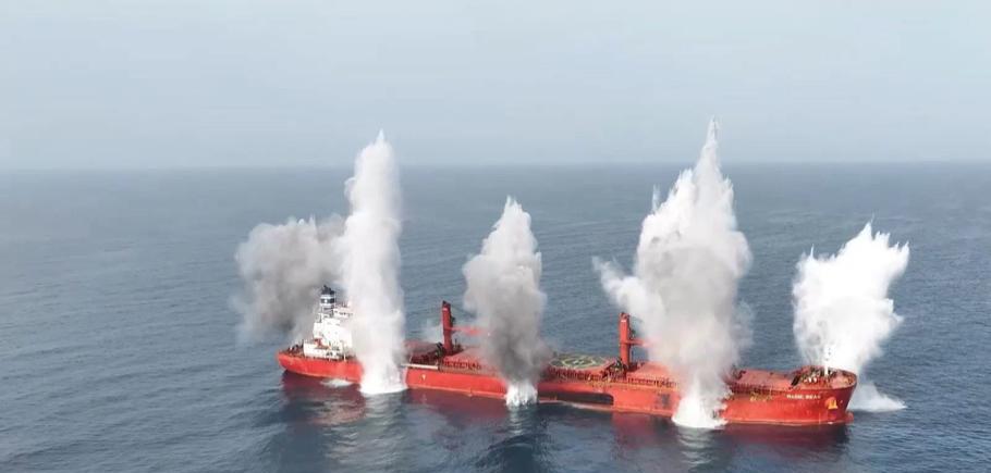 那么问题来了，这艘从我国出发的巨轮为何会被胡塞武装给打击了呢？这艘巨轮被称为“