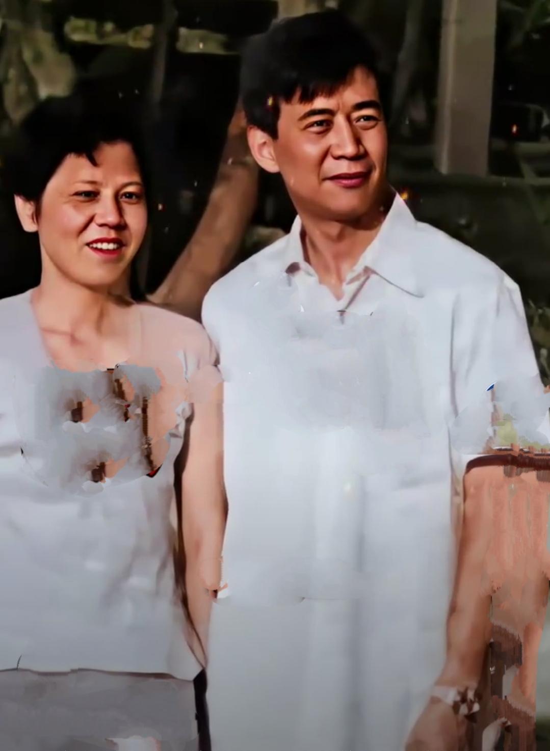 马云父亲年轻时候原来是一个大帅哥，颜值堪比当时的国民男神周里京！