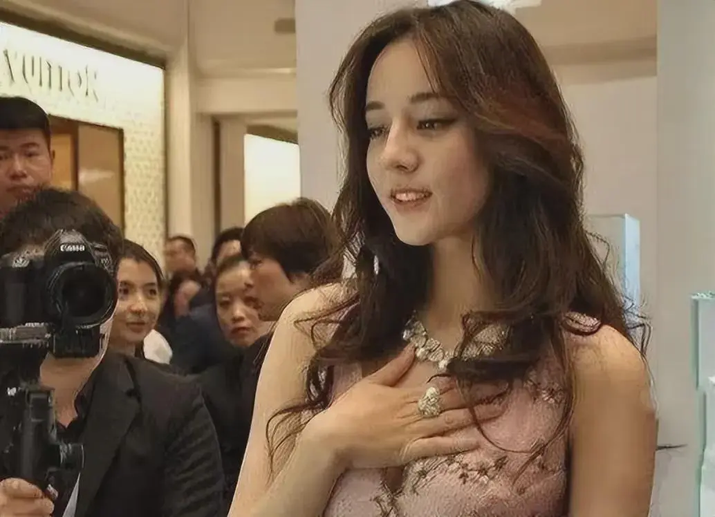 热巴因为捂🐻被吐槽，着实也不太冤。以前我也觉得女明星穿什么衣服可能自己做不