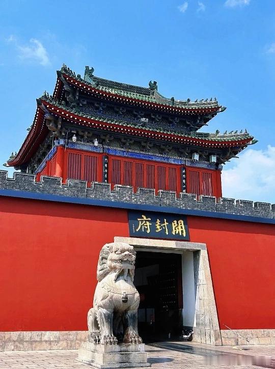 来开封，一半宋韵风雅，一半市井烟火🏮不用复杂攻略，只管逛与吃。走进清明上河园梦