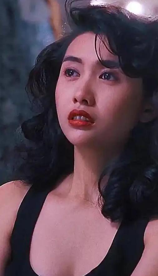 1997年，邱淑贞和王晶决裂，她转头嫁给沈嘉伟，面对各种流言蜚语，沈嘉伟只说了一
