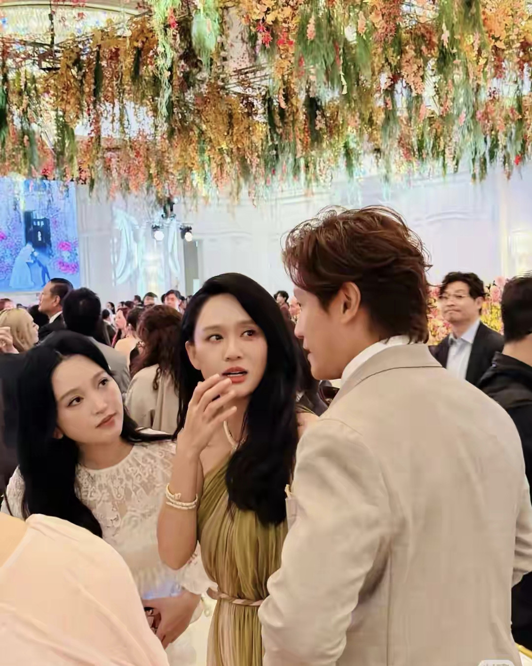 金莎这一次自己去澳门参加奚梦瑶何猷君的答谢宴，真的挺让人意外的，以往金莎去哪里，丈夫孙丞潇就跟着，如