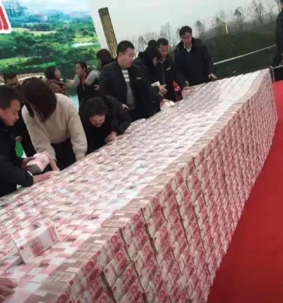 第一次见到现金用吨来计算的。安徽省的一个小小的村支书，在十四年间23吨人民币，平