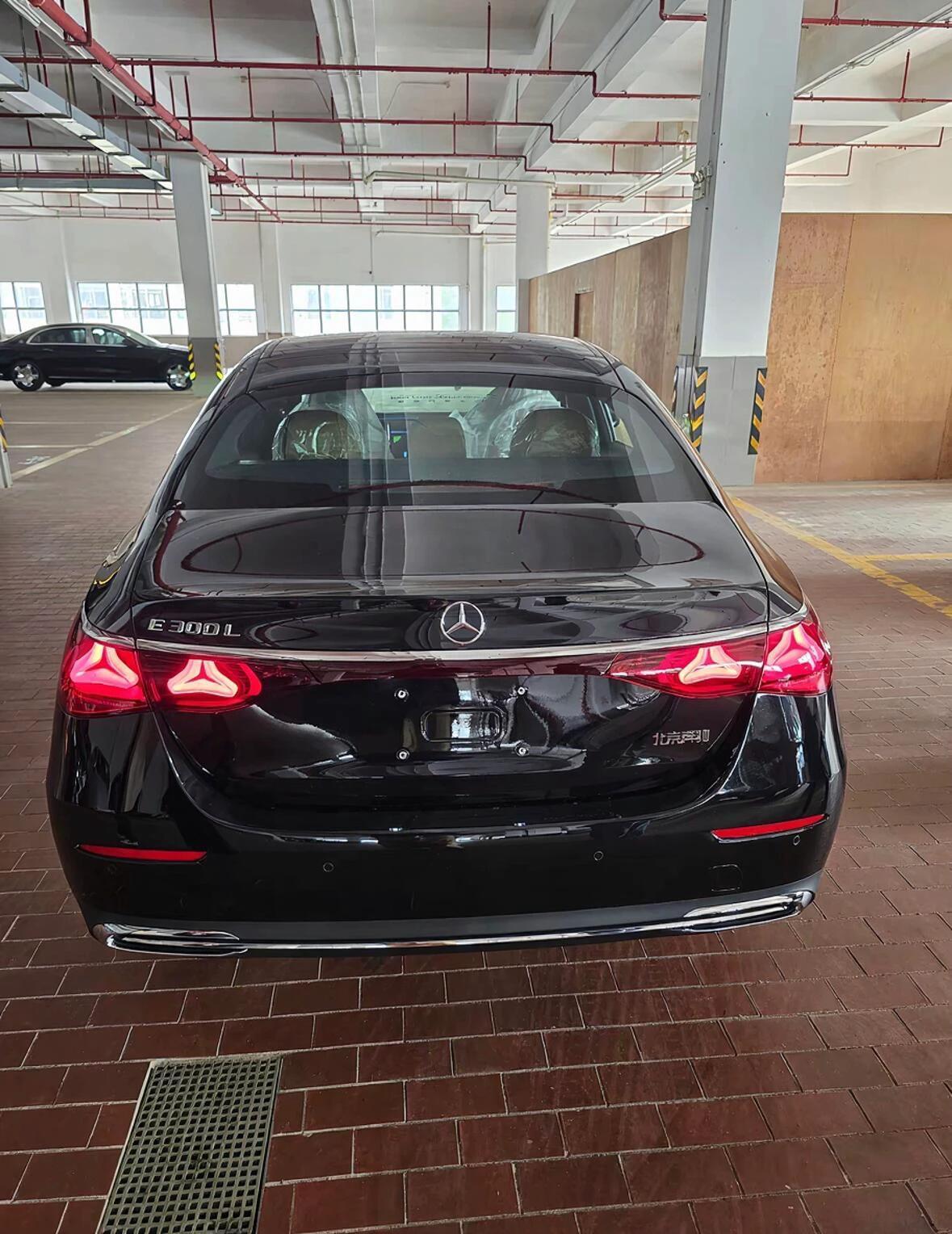 奔驰跌得挂树上了，32万能买E300L了，兄弟们，你们敢相信？奔驰E300L啊，