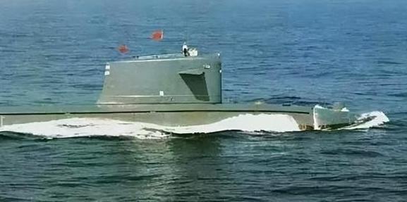 1994年10月，我国403号核潜艇在训练结束后，返回青岛基地，突然战士们发现了