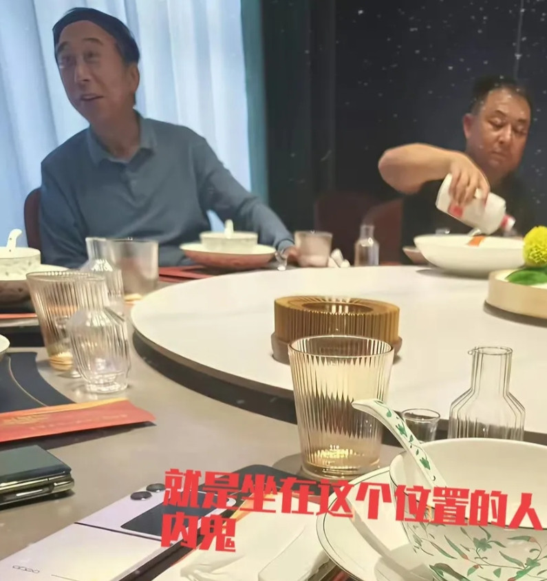 把冯巩喝茅台那张照片发出来的人，绝对心怀不轨。酒桌上最让人讨厌、恶心的就是这种