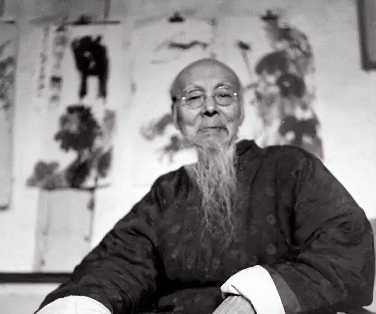 齐白石发现有个人在卖他的假画，于是走上去指责他。街头，目光扫过那片铺开的画作