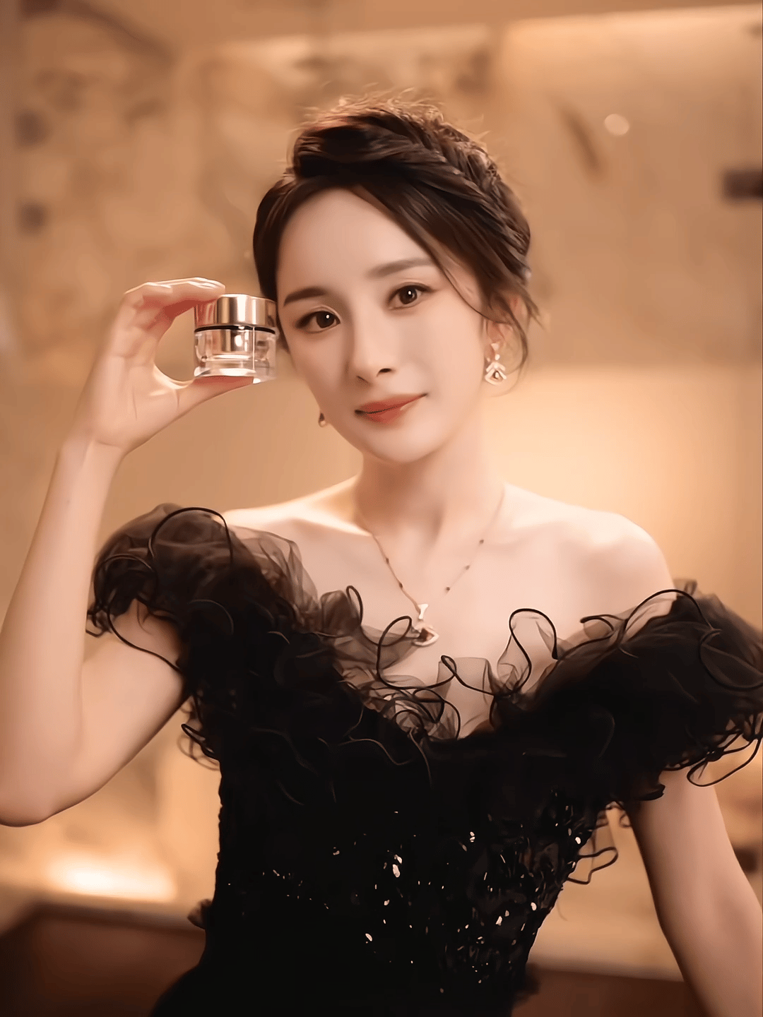 杨幂小幂去芭莎悄悄拍了支雅诗兰黛广告并向你隔空投送了一个wink，请查
