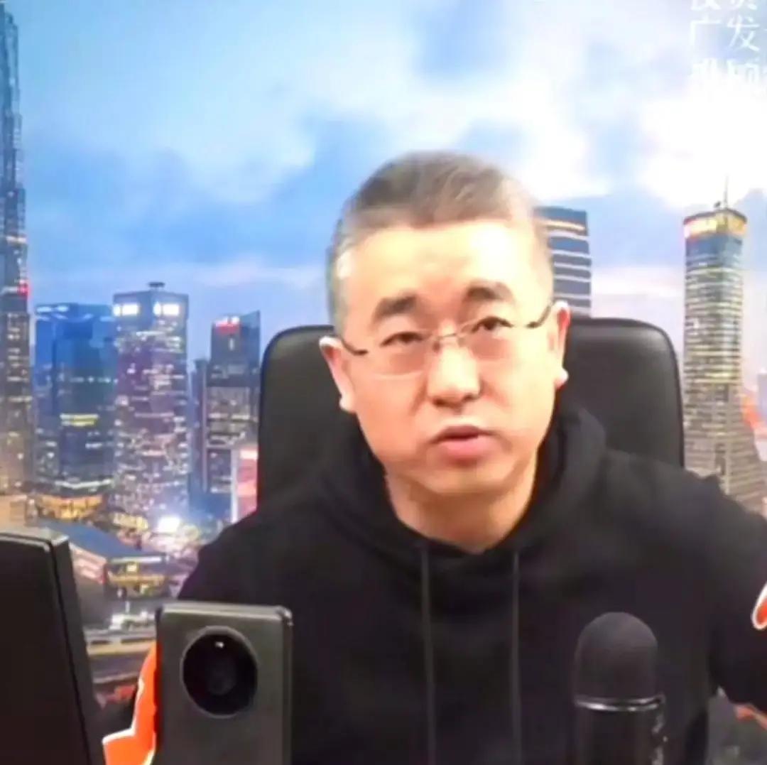 弹幕一边倒选樊振东马龙赢遍所有冠军，观众却把票全塞给樊振东。原因简单：一个