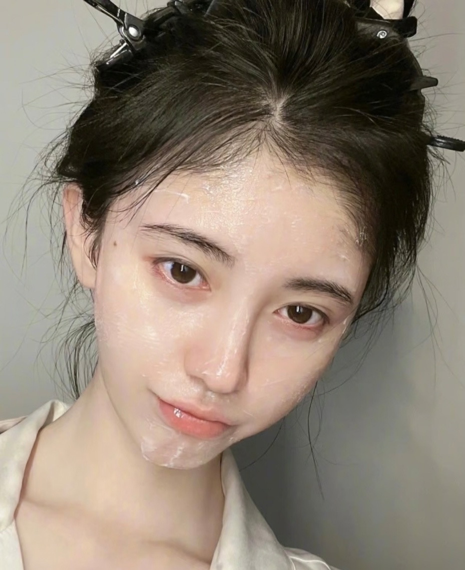 为什么鞠婧祎素颜也给人一种妆感很重的感觉?果然美女都是天生的。大家觉得呢？