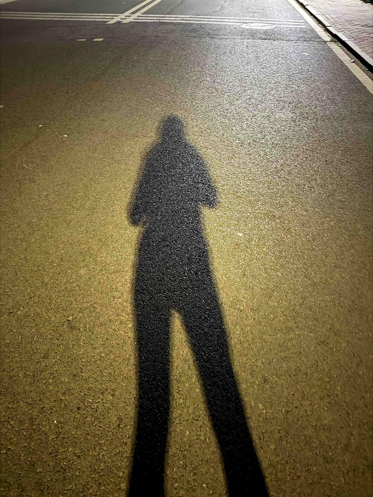 今天运动手表没有充好电，到了跑步时间有点犹豫。她忽然不想为了手表上的公里