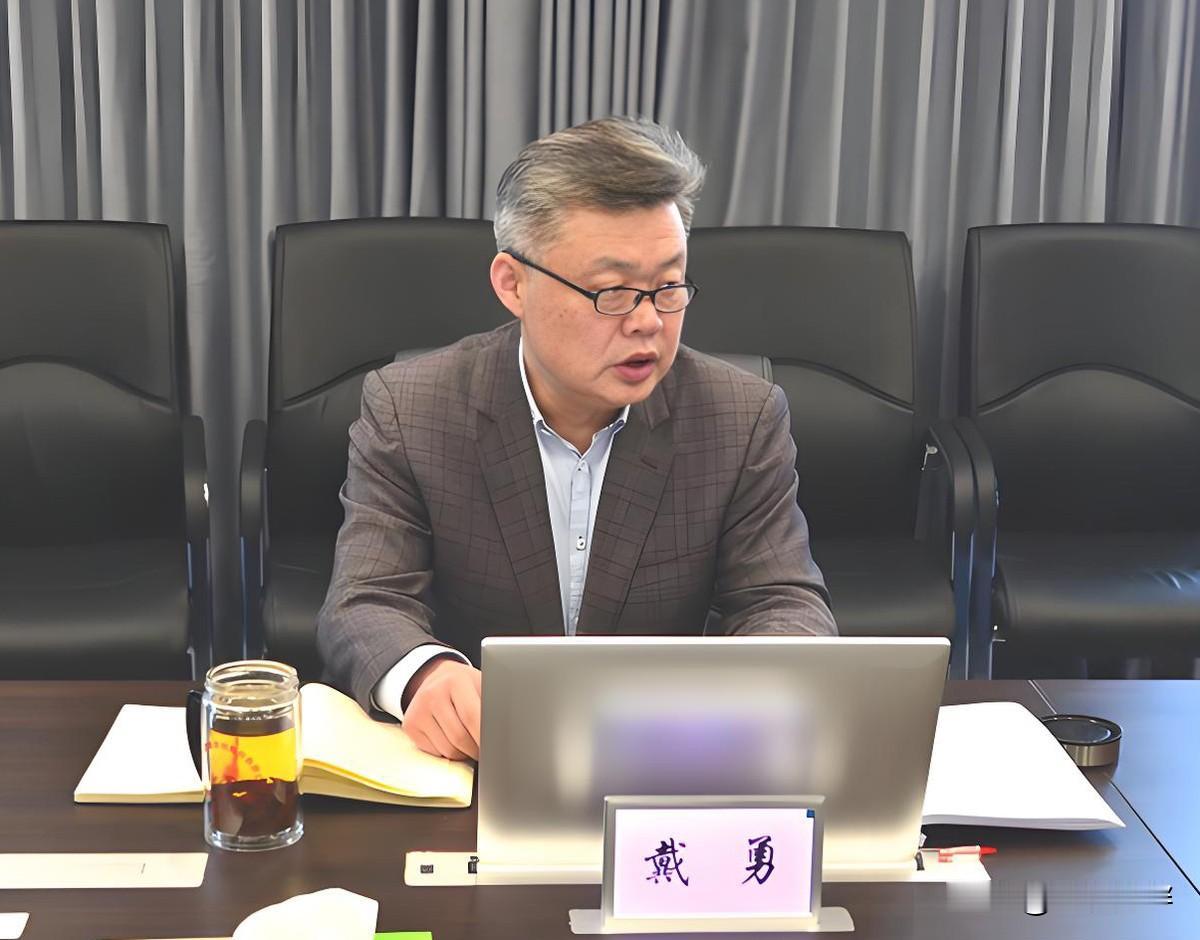 没想到正月初八刚上班安徽省蚌埠市的老戴就上了热搜，他应该感到庆幸好歹跟家人在一起