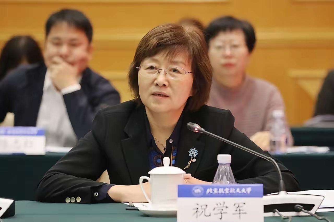 🌛一个年轻姑娘，当着一屋子头发花白的老专家，说要把导弹从雷达上彻底抹掉。