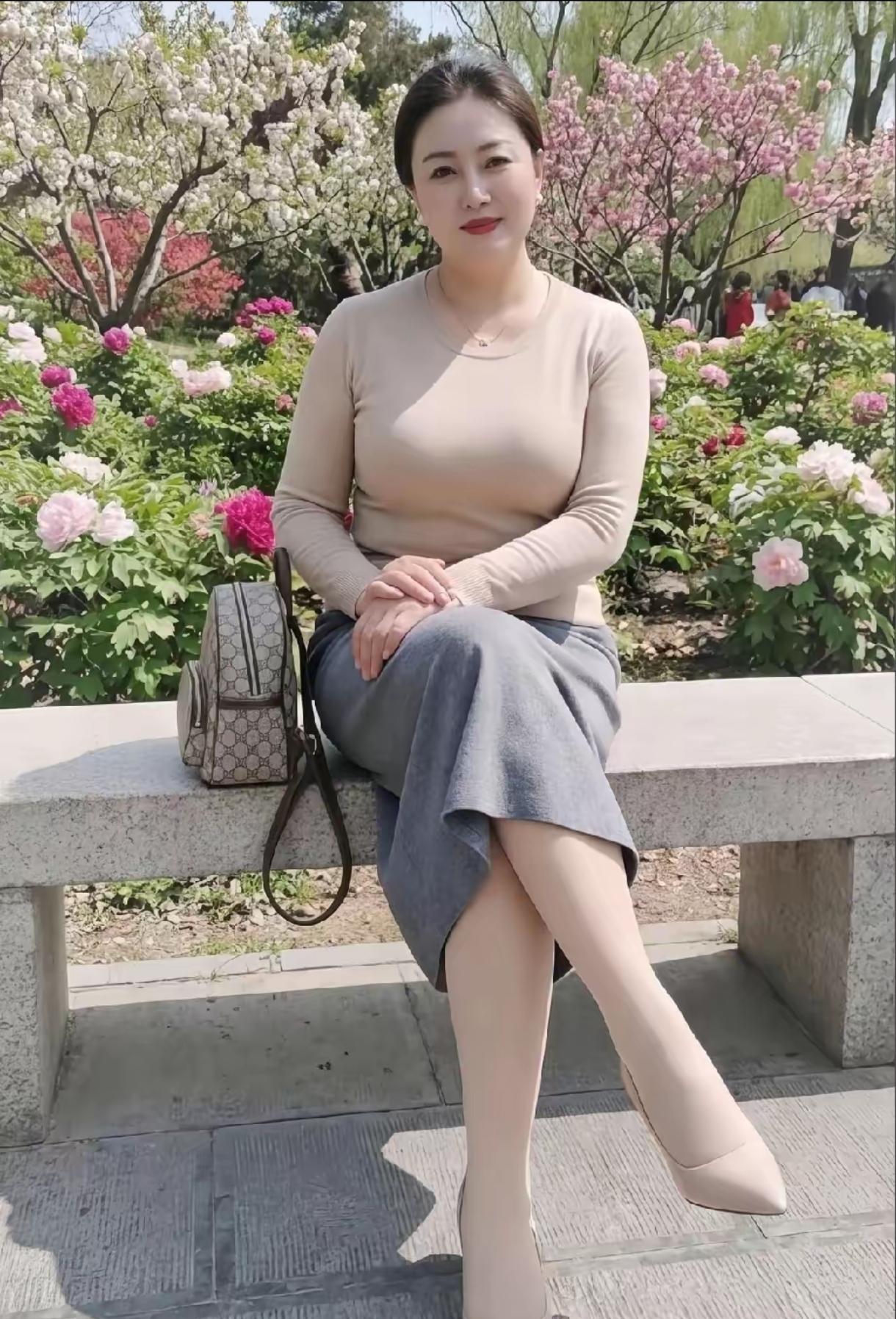 在花丛中坐着，享受美好时光。花丛微笑花丛甜自拍