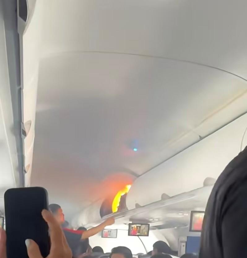 近日飞韩国的一趟航班，机舱放行李的地方突然起火，疑似充电宝自燃，飞机备降到上海浦