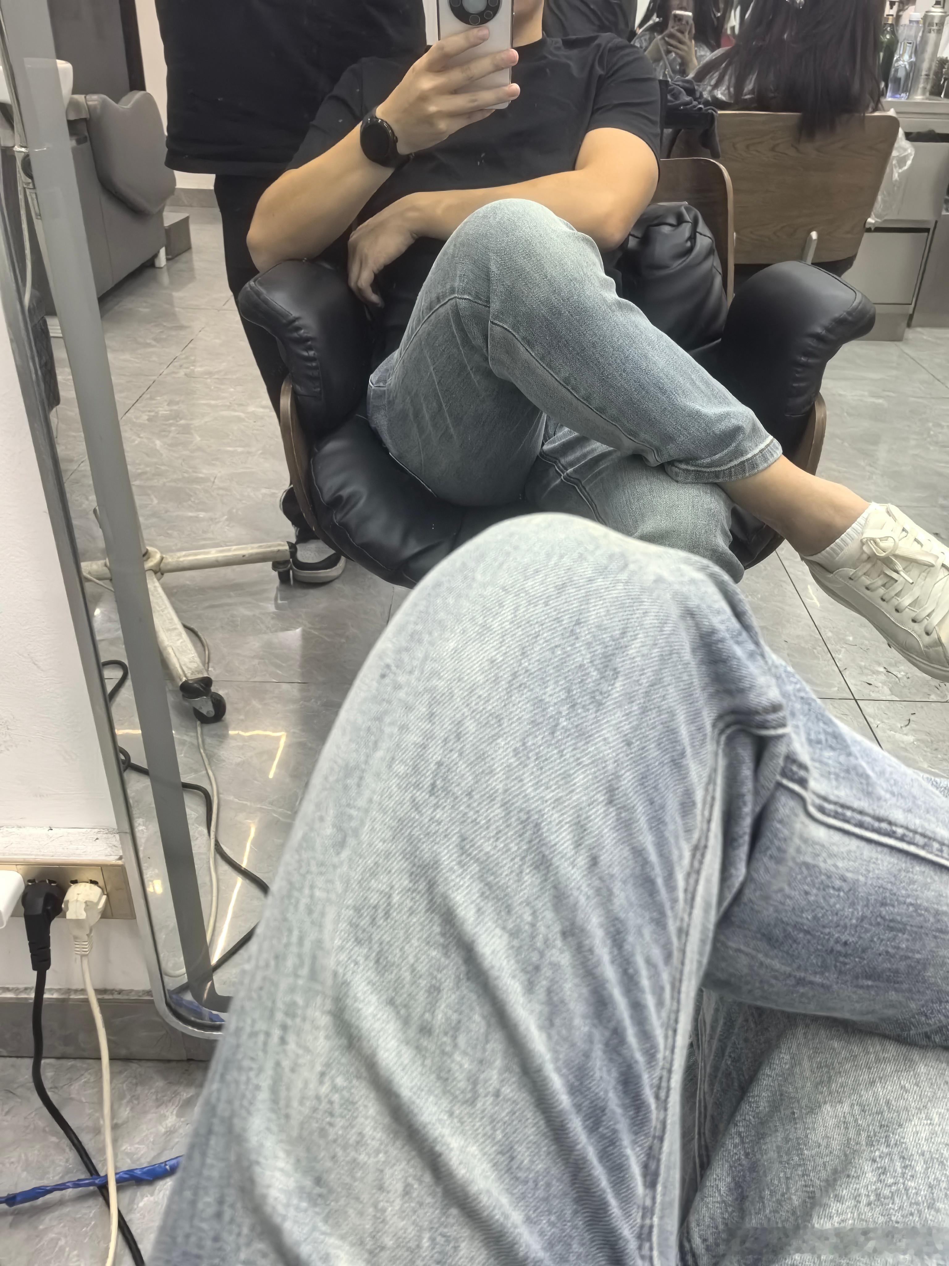 明天一号了去乡下找我的托尼老师来理个头发，在想要不要换个发型你们给个意见​​​