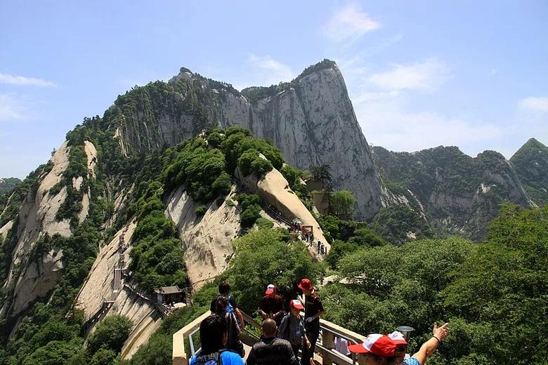 华山的险峻和自然奇景那可真叫人惊掉下巴。从深渊处眺望华山，那壁立万仞的模样就好