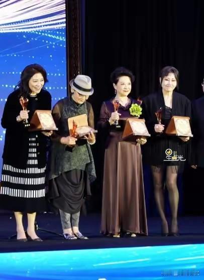 四位女演员的着装中，你最欣赏的是哪一个？