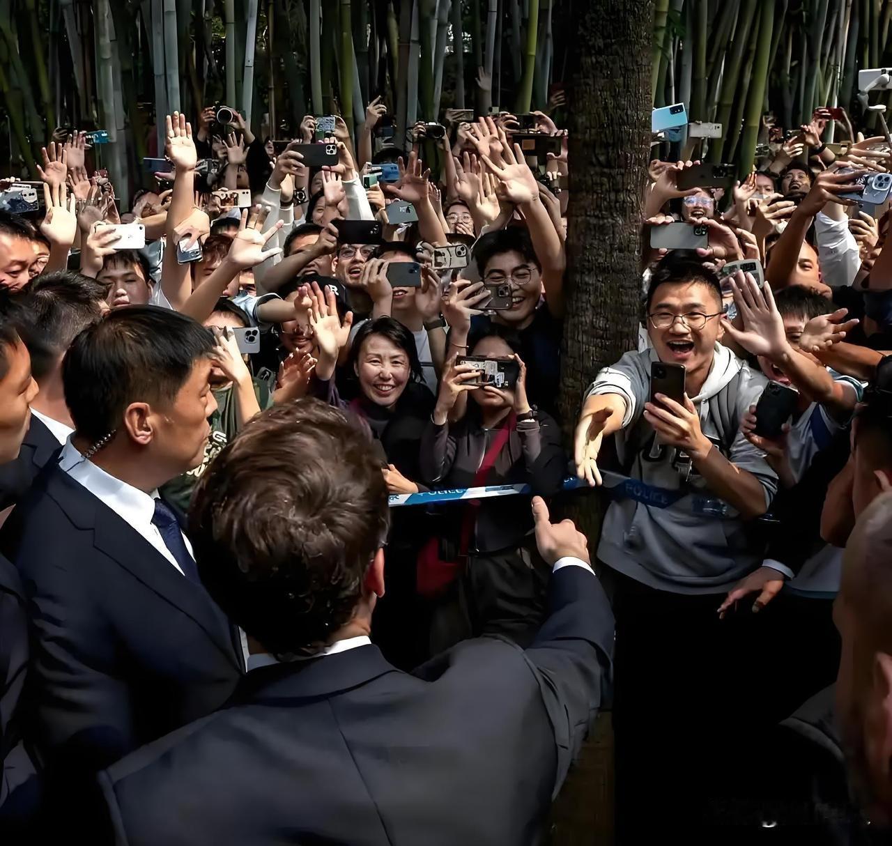 2026年的G7峰会将于6月15日~17日在法国举行。镜头下的小马没精打采地点