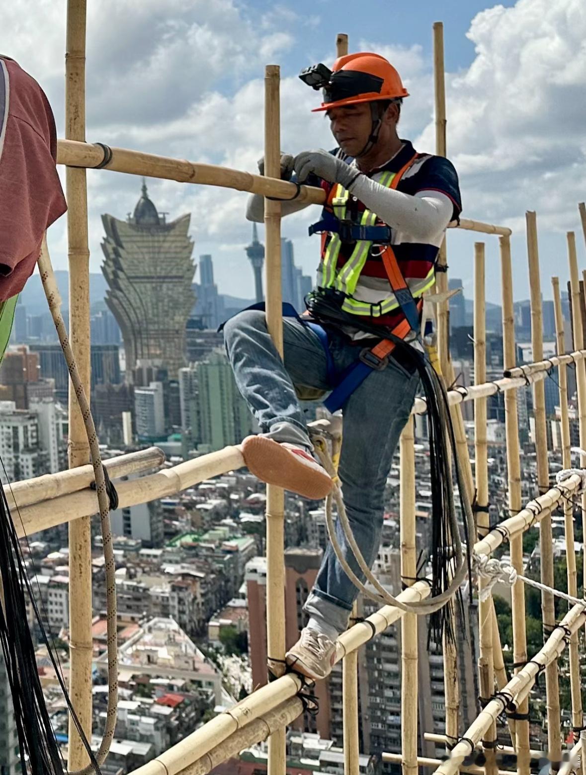 竹架工日薪可达2150元一位在香港的网友拍摄到建设好的竹架称现在香港大大小小的建