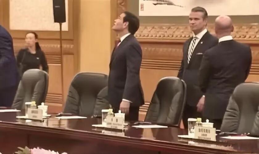 第一次就被震惊了！这是媒体拍到的一幕，美国国务卿鲁比奥仰着头注视和欣赏着中国人民
