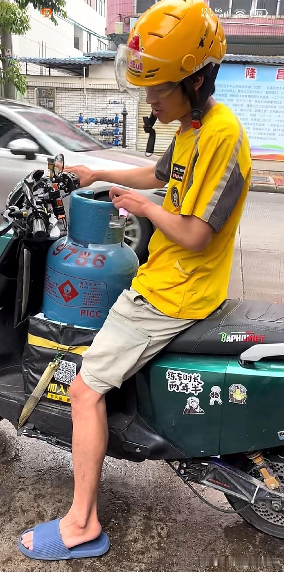 外卖员送煤气罐是拿命换钱!刷到个吓出冷汗的视频：外卖小哥骑电动车，后座直接