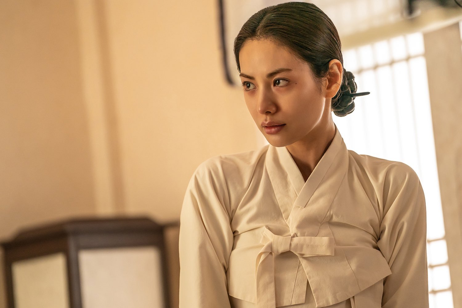 韩剧丑闻孙艺珍x池昌旭x林珍娜｜剧照讲述了上流社会的花花公子赵元（池昌旭饰）与