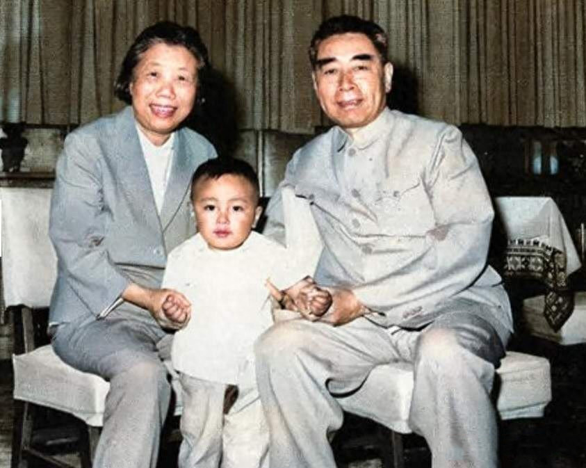 1938年，周总理责怪邓颖超：你怎么忍心把他丢在成都？