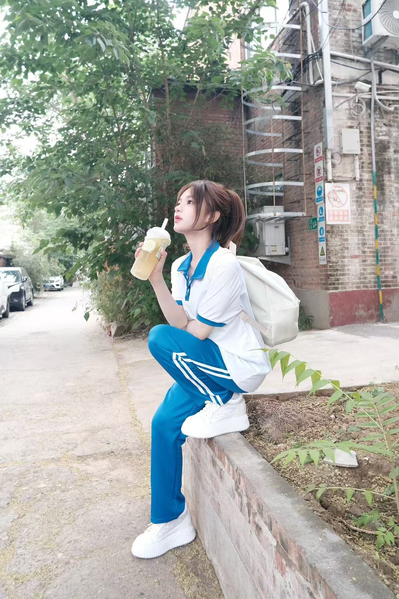 黄霄云放学偶遇学姐和一只小狗🐩这么温馨的画面必须要定格一下📸