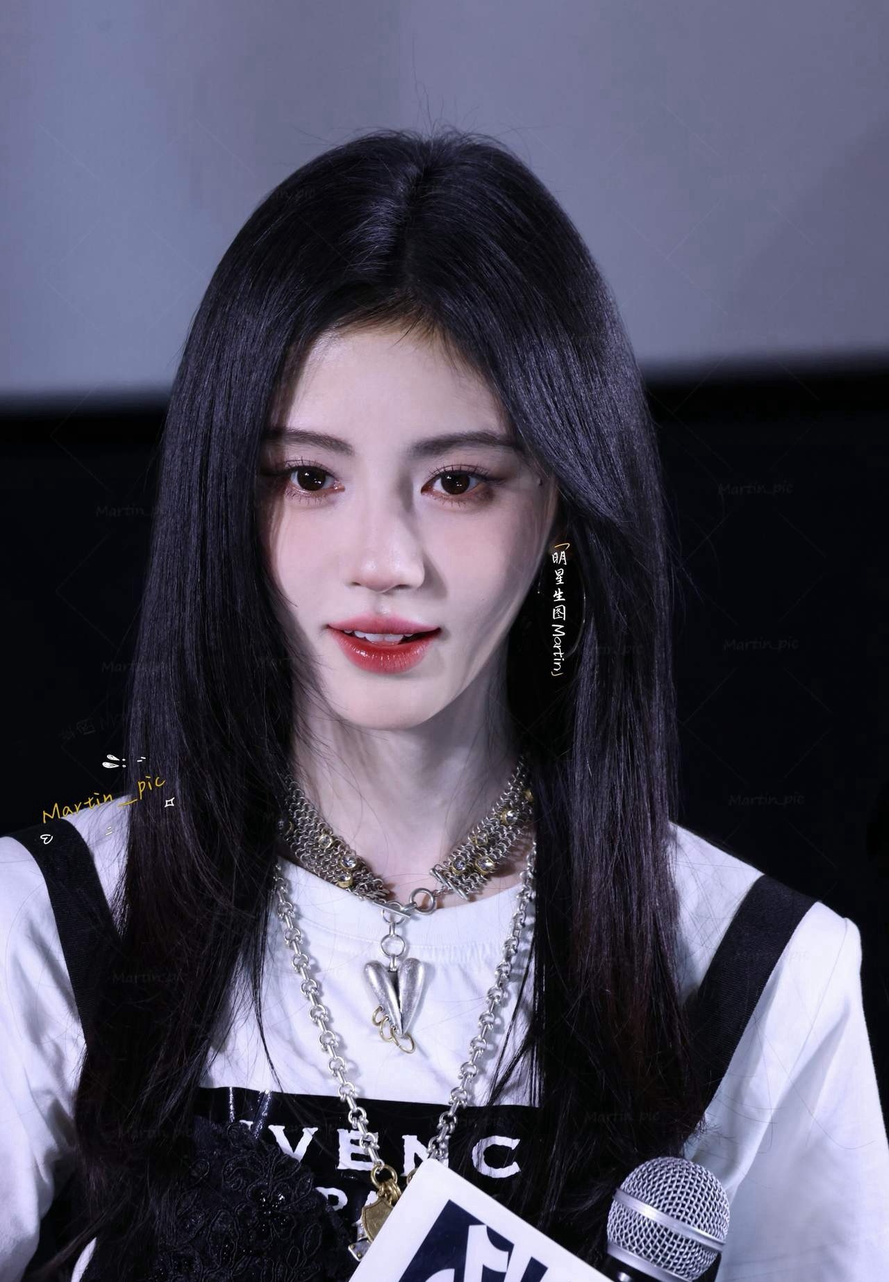 鞠婧祎学聪明了，《月麟绮纪》的剧宣特地穿了遮腿的蓬蓬裙，一方面，看起来和官方个头