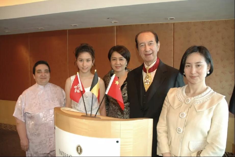 赌王与四房代表同框聚在一起。从左至右依次是：大房女儿何超雄、三房女儿何超莲、四