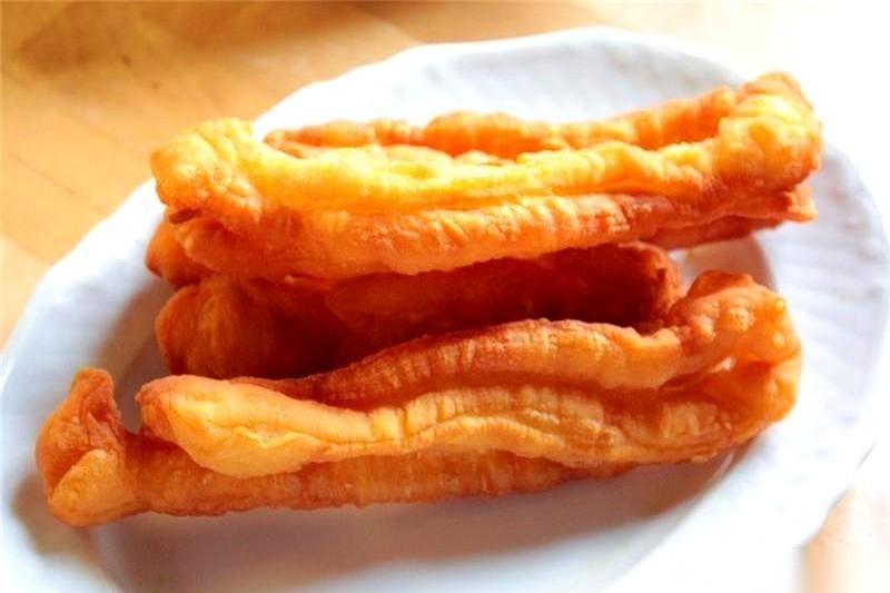 决定了。明天早上，两根油条。谁也别劝。脑子里那个管健康的小人儿，已经跟我吵