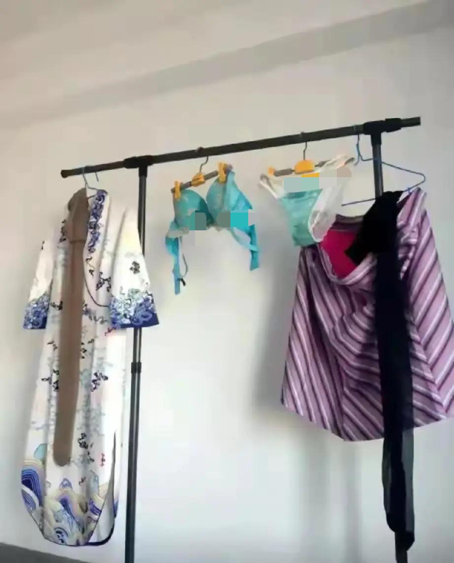 晚上和媳妇去她闺蜜家做客，她闺蜜是一名空姐身材非常好，我就在客厅的沙发上玩手机，