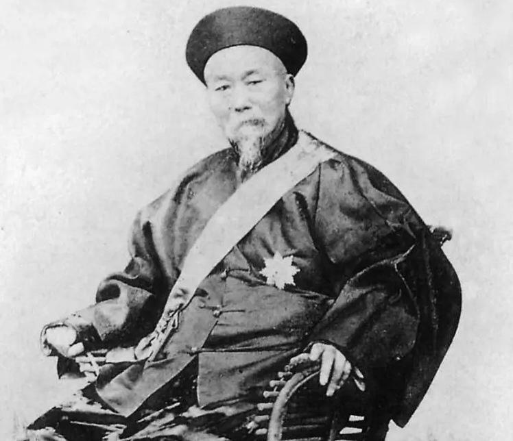 曾国藩看完苏州战报，提笔批了八个字："眼明手辣，殊为快人。"这八个字，是在夸李鸿