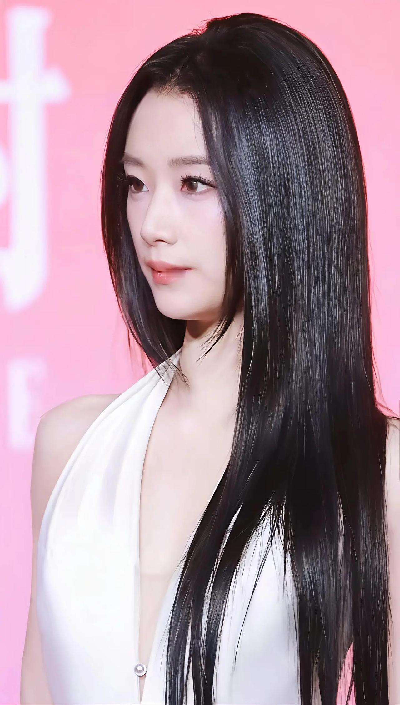 优雅黑发，一袭白裙，尽显气质！