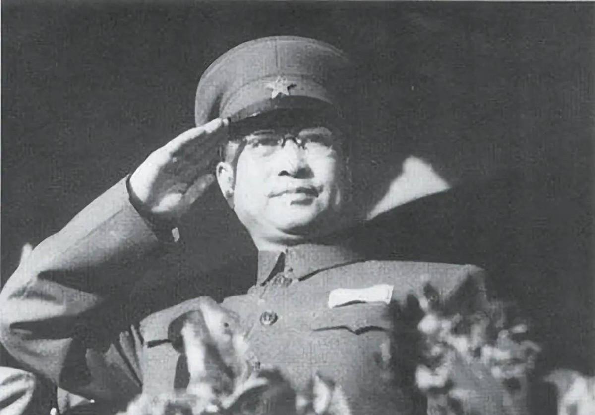 1953年，陈赓在哈尔滨办事，被人无故拦车。只见这小交警娴熟地拉开车门，一屁股坐