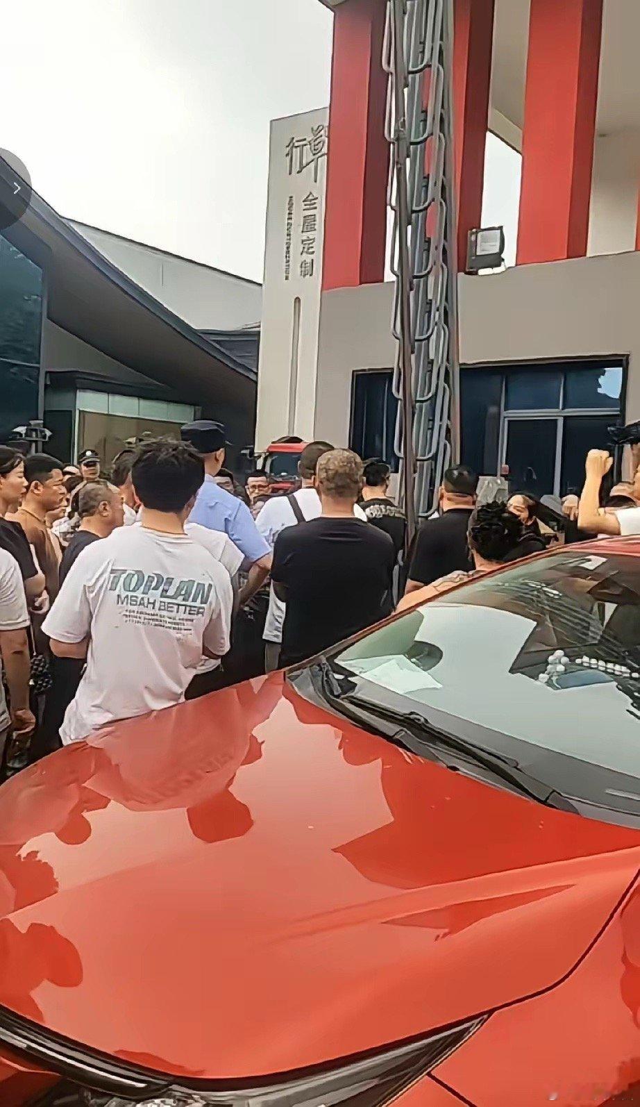 现在打工人也太难了，离我们公司附近有一大型家具厂，做实木高端定制家具，老板生病了