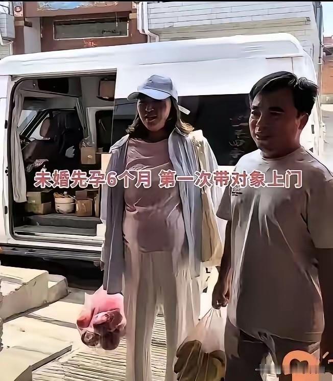 河南的一个小姑娘，怀孕六个月了，才把男朋友带回家见父母。没想到她爸爸一见男的就发