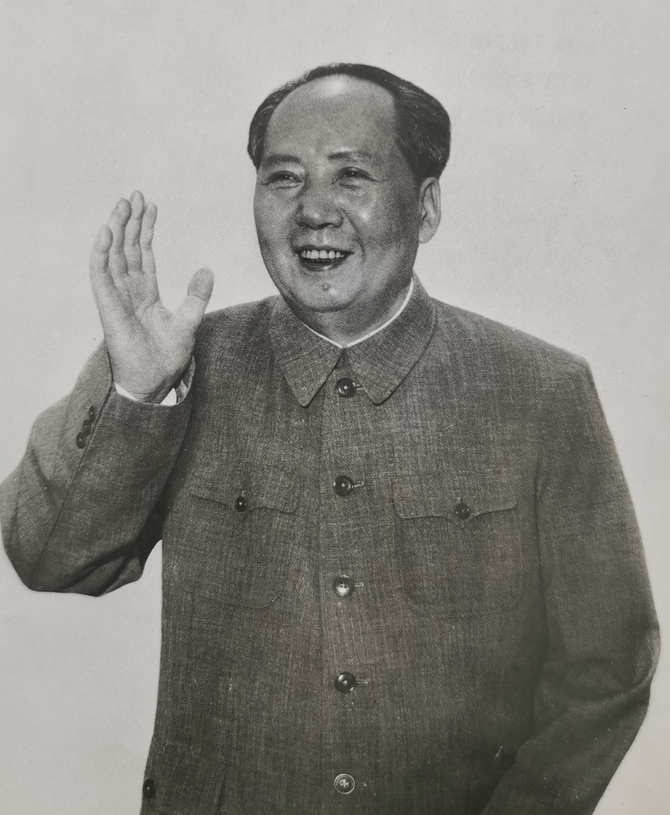 新中国成立后，谋划未来的发展，毛主席高瞻远瞩，说将来兵团肯定要取消，甚至军也有可