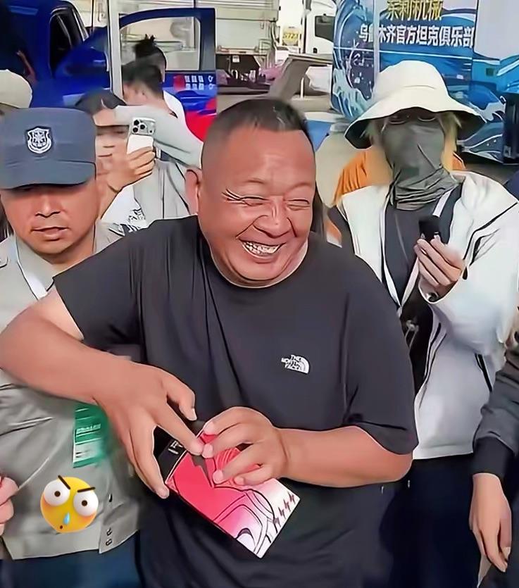 于东来幽默是天生的！有人大声问他，能不能修修胖东来地库，说长城车太高进不去。没想
