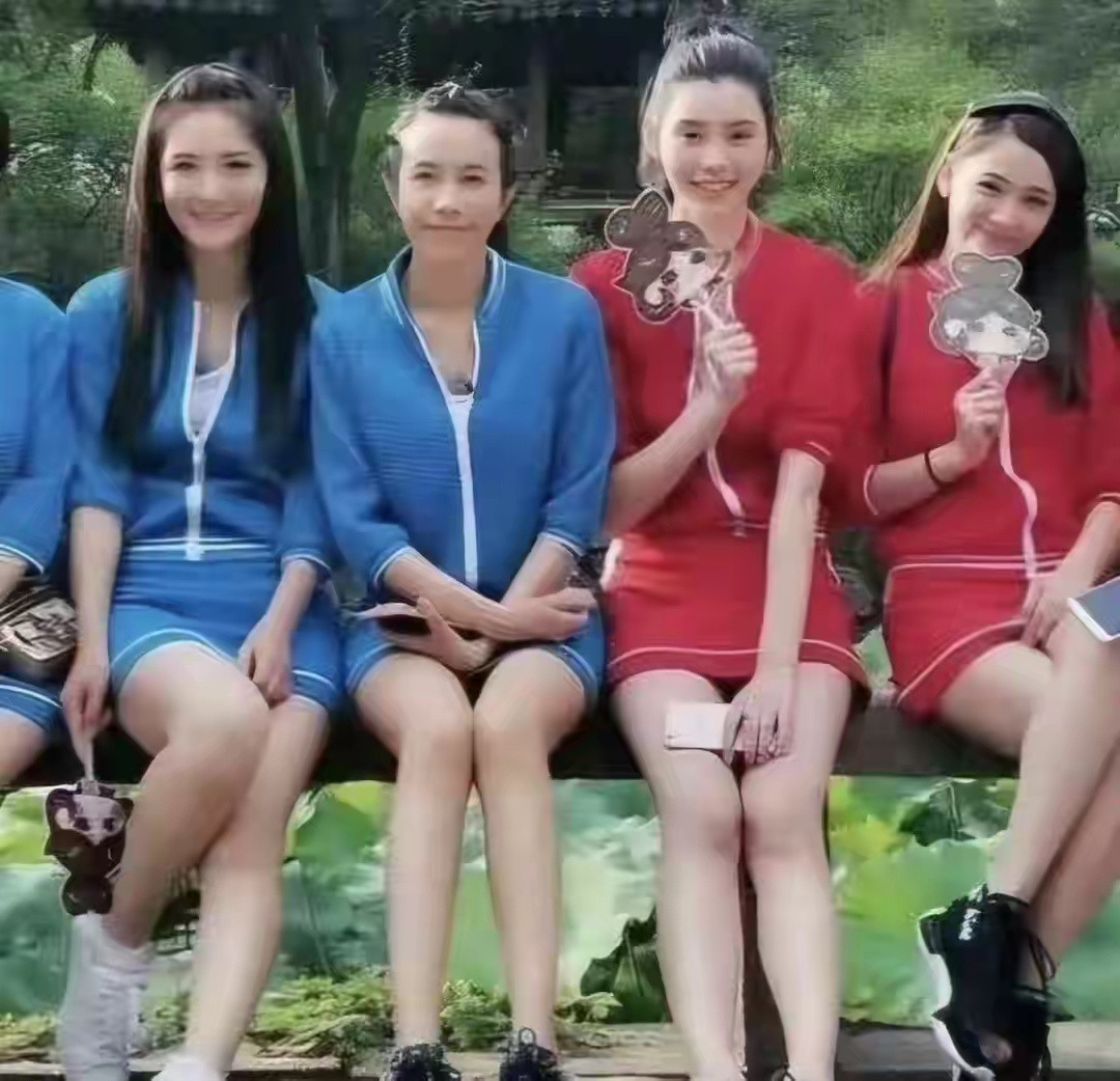莫文蔚的腿不是开玩笑的，连超模奚梦瑶坐在她旁边腿都被比下去了​​​