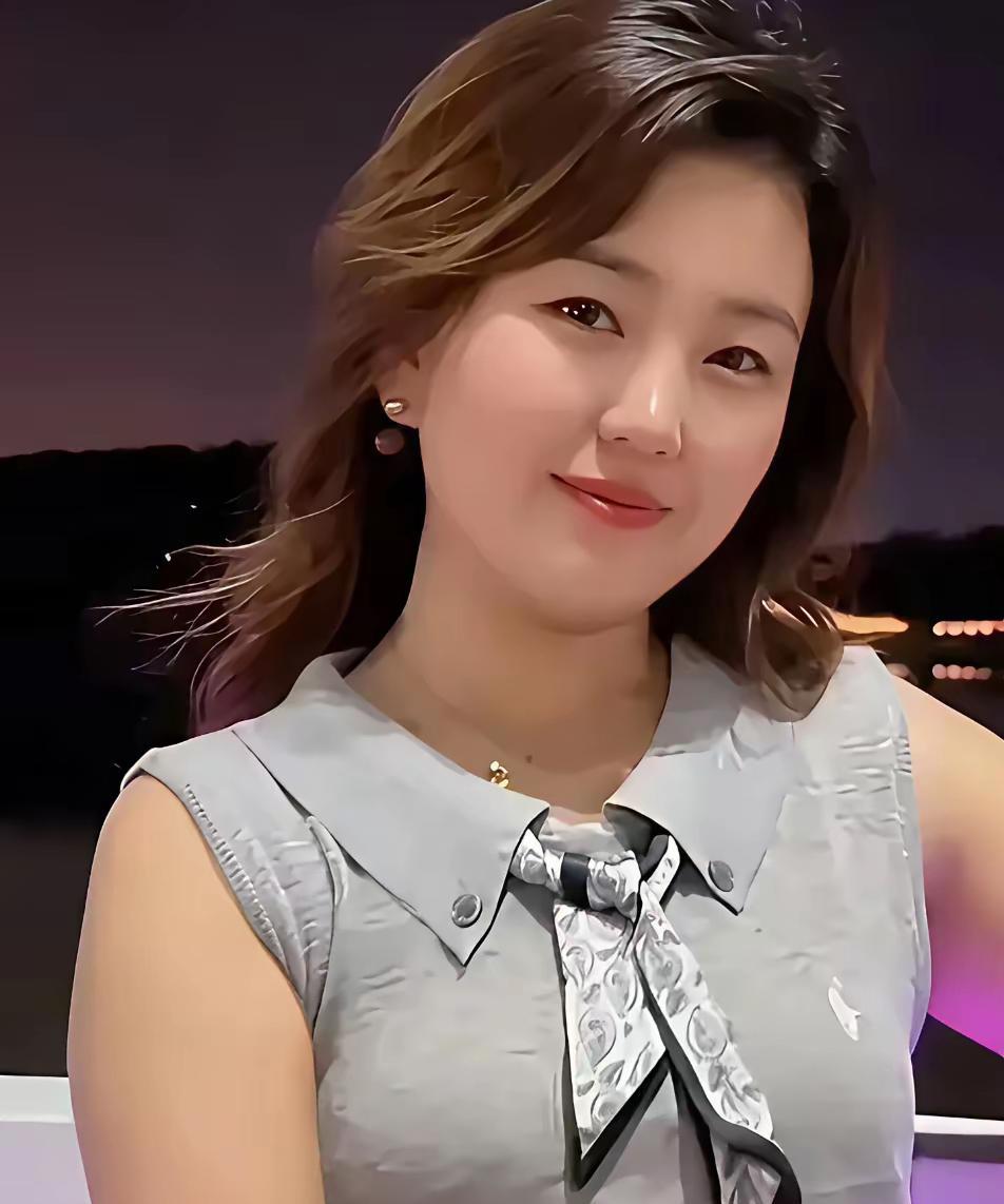七律·夏晚的清凉暮空如染黛纱轻，晚籁悠悠伴月行。风拂衣襟添爽意，波摇堤柳送凉