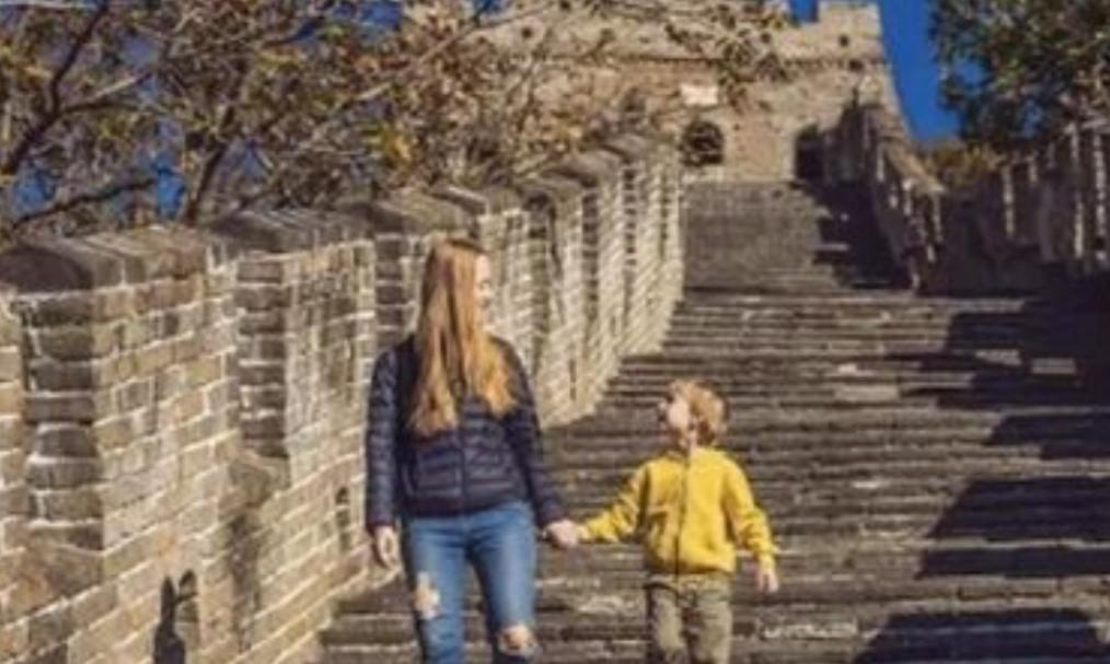 2017年，美国富婆为了让7岁的儿子体验贫穷，带儿子到中国旅游，表示在贫穷的国家