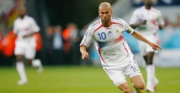 别再争论哈维、皮尔洛、齐达内谁更强了。最新的顶级球队球探报告，评估中场的第一标