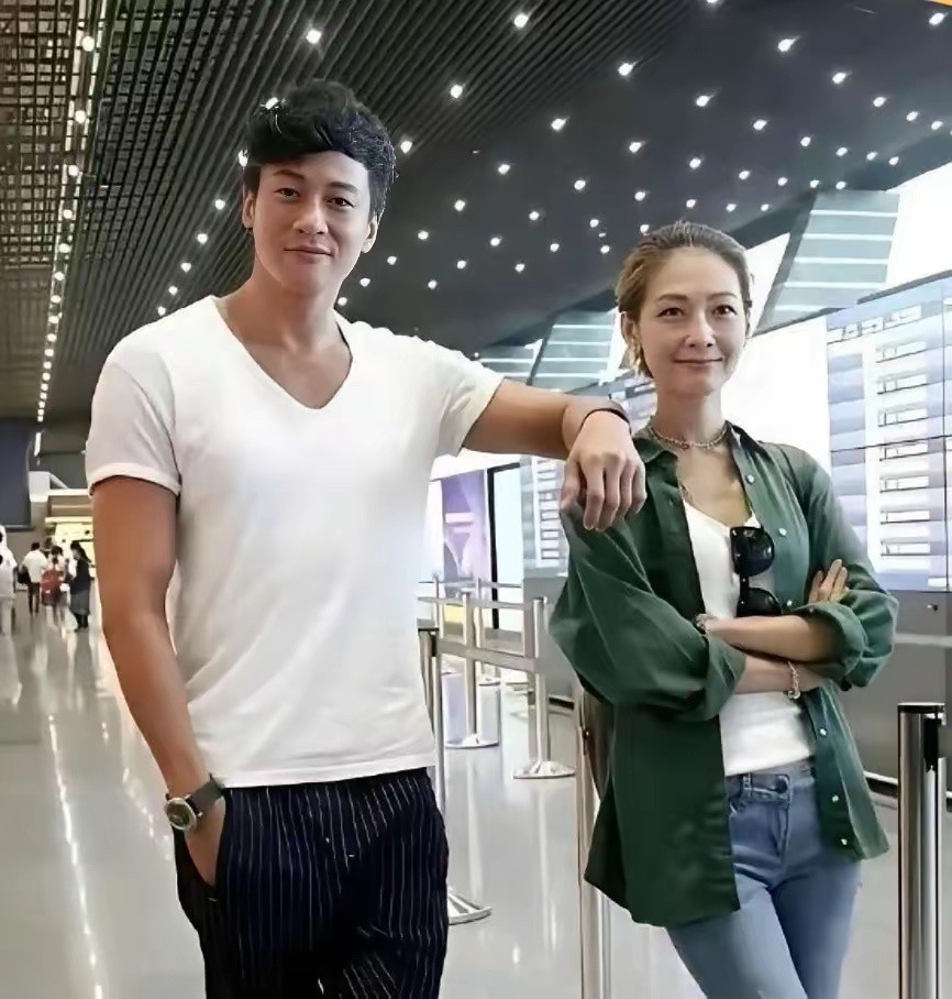 何润东夫妻俩真的好低调，结婚那么多年了，他也是专注家庭，一点绯闻都没有，非常难得